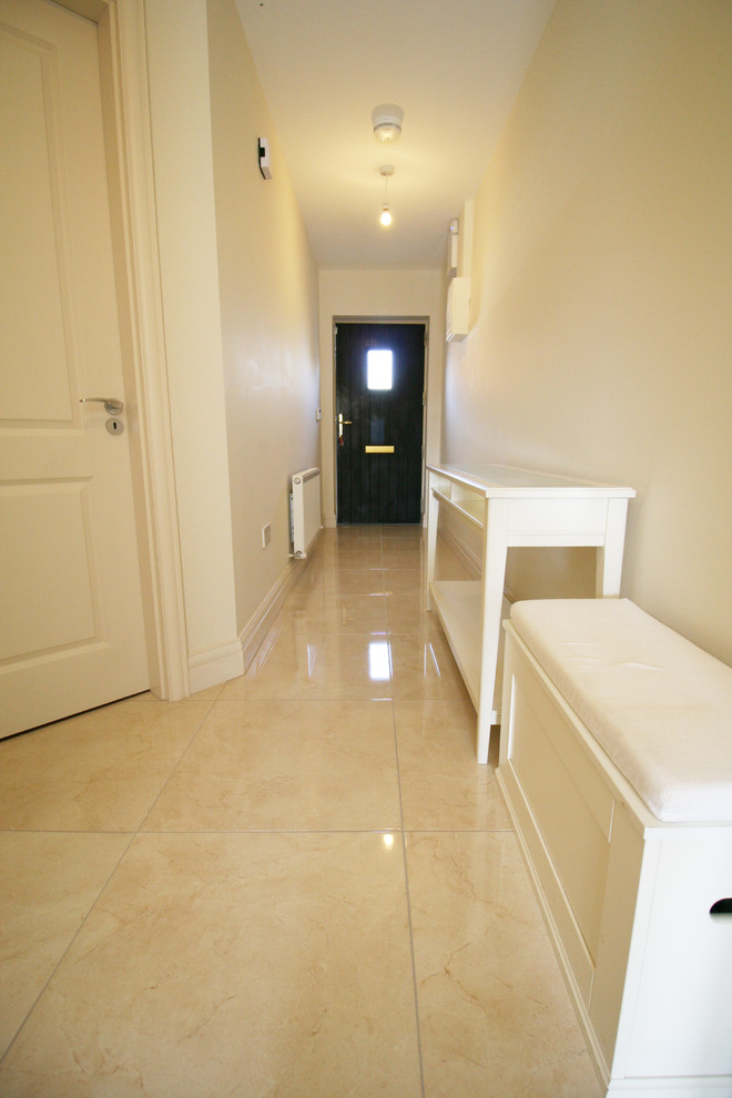 Exemple d'un couloir moderne de taille moyenne avec un sol en carrelage de porcelaine.