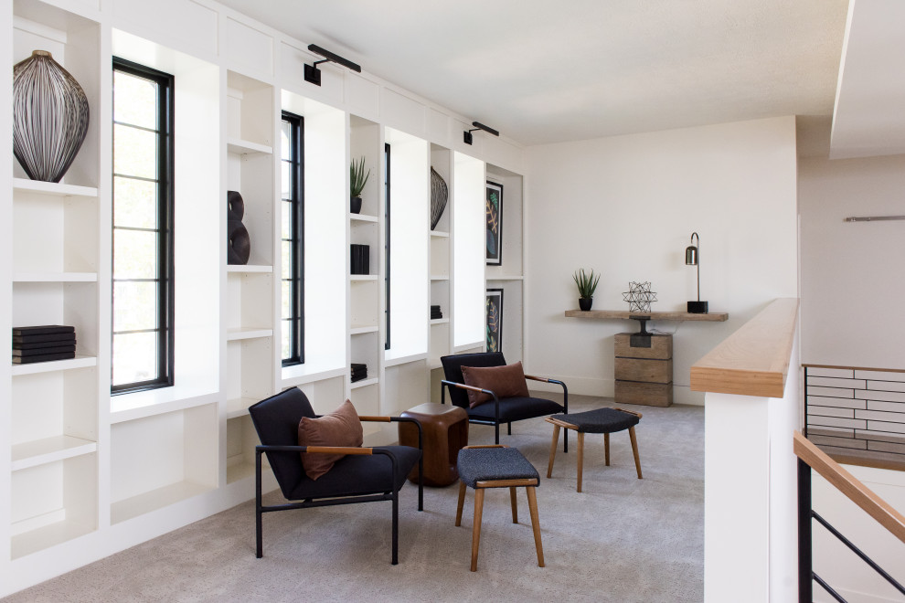 Источник вдохновения для домашнего уюта: коридор среднего размера в стиле модернизм с белыми стенами, ковровым покрытием и бежевым полом