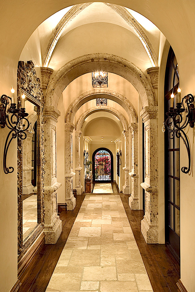 Diseño de recibidores y pasillos clásicos extra grandes con paredes beige, suelo de travertino y suelo beige