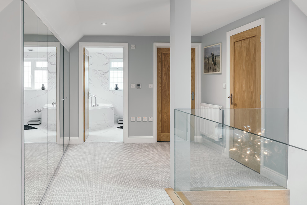 Источник вдохновения для домашнего уюта: большой коридор в современном стиле с серыми стенами, ковровым покрытием и серым полом