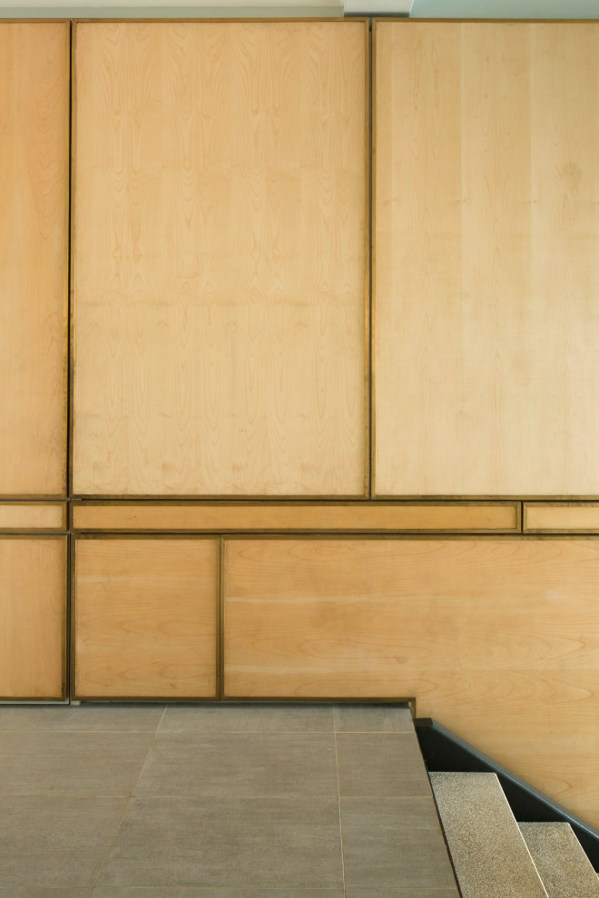 Свежая идея для дизайна: большой коридор в стиле модернизм с бежевыми стенами, полом из терраццо и серым полом - отличное фото интерьера
