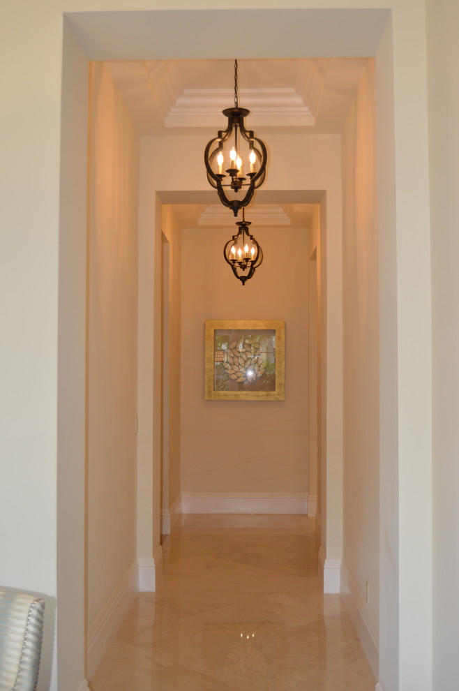 Свежая идея для дизайна: коридор среднего размера в стиле неоклассика (современная классика) с бежевыми стенами, мраморным полом и бежевым полом - отличное фото интерьера