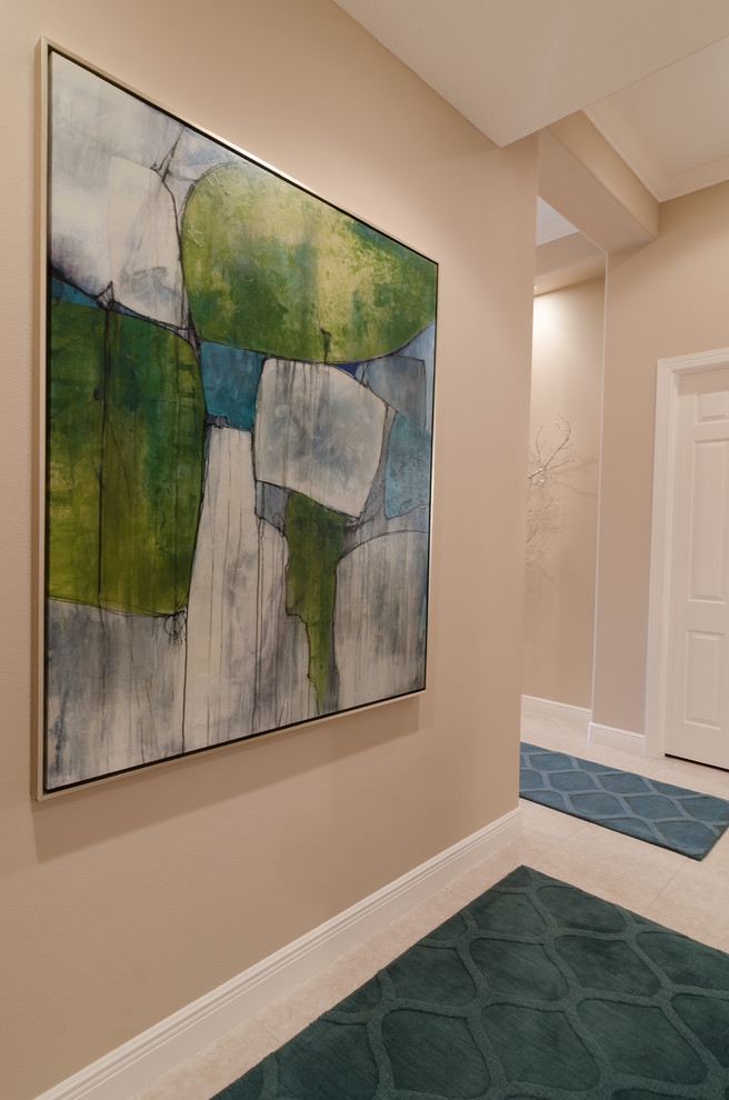 Mittelgroßer Klassischer Flur mit beiger Wandfarbe und Keramikboden in Tampa