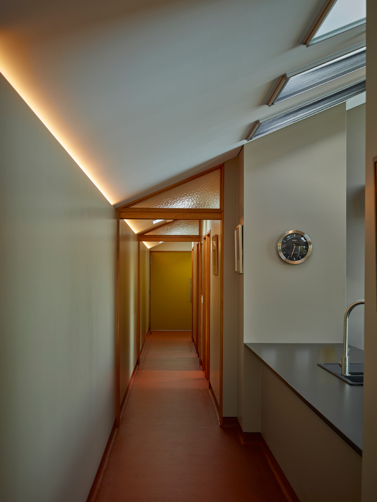 На фото: маленький коридор в современном стиле с зелеными стенами, полом из линолеума и красным полом для на участке и в саду с