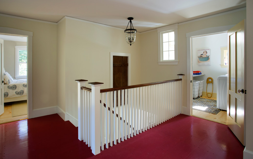 Immagine di un ingresso o corridoio country di medie dimensioni con pareti beige, pavimento in legno verniciato e pavimento rosso