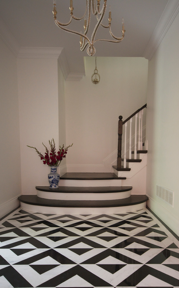 Idee per un ingresso o corridoio chic di medie dimensioni con pareti bianche e pavimento in marmo