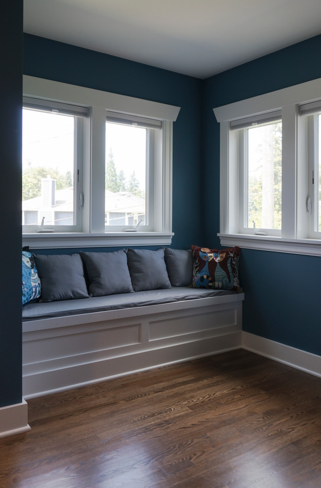 Cette photo montre un petit couloir craftsman avec un mur bleu et parquet foncé.