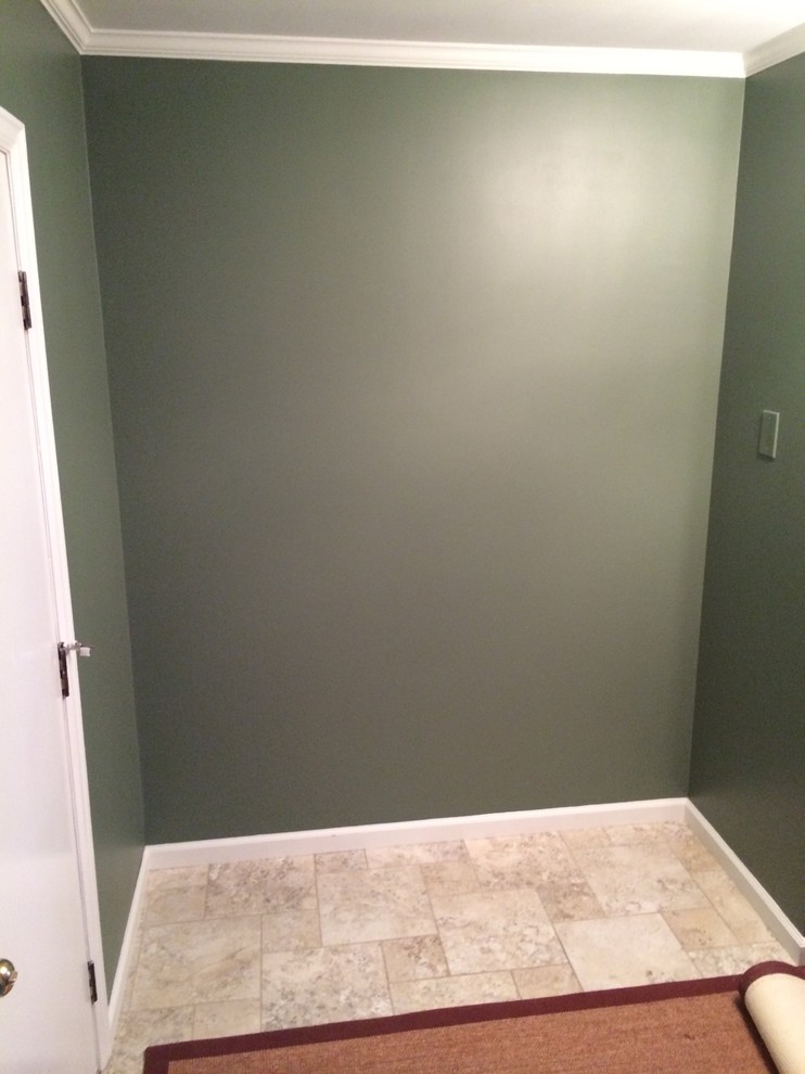 他の地域にある低価格の小さなトラディショナルスタイルのおしゃれな廊下 (緑の壁、セラミックタイルの床) の写真