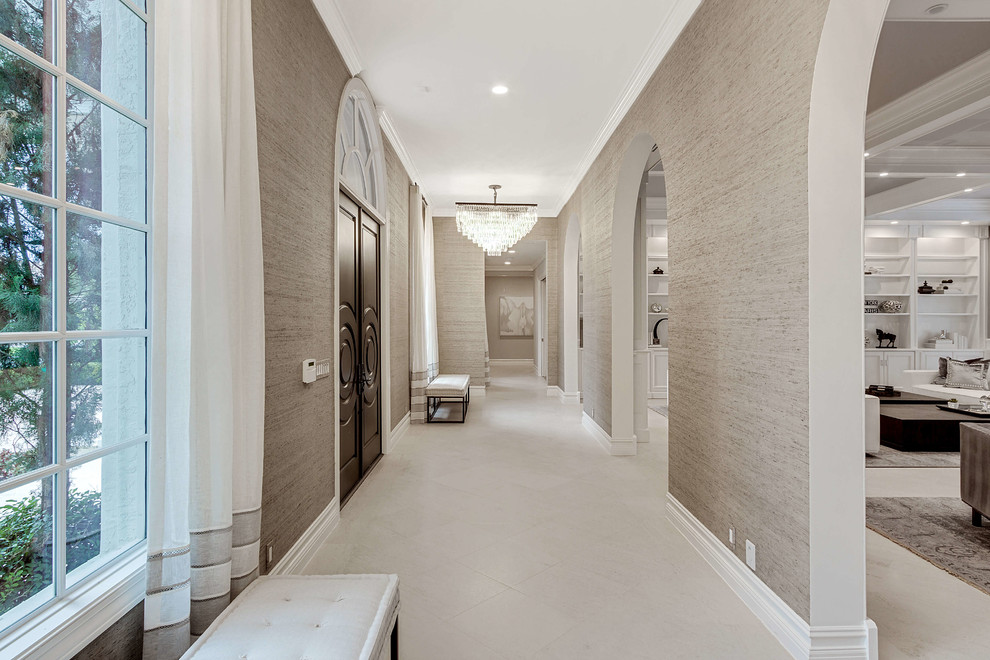 Réalisation d'un couloir tradition de taille moyenne avec un mur gris, un sol en bois brun et un sol marron.