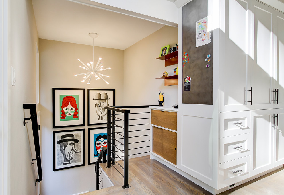 Источник вдохновения для домашнего уюта: коридор в стиле ретро с светлым паркетным полом