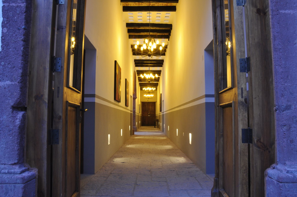 Стильный дизайн: коридор среднего размера в классическом стиле с серыми стенами, полом из сланца и серым полом - последний тренд