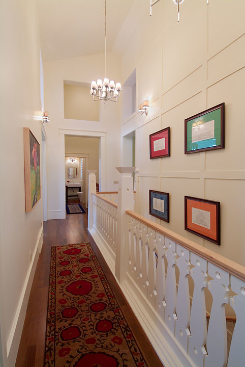 Imagen de recibidores y pasillos campestres de tamaño medio con paredes blancas y suelo de madera en tonos medios