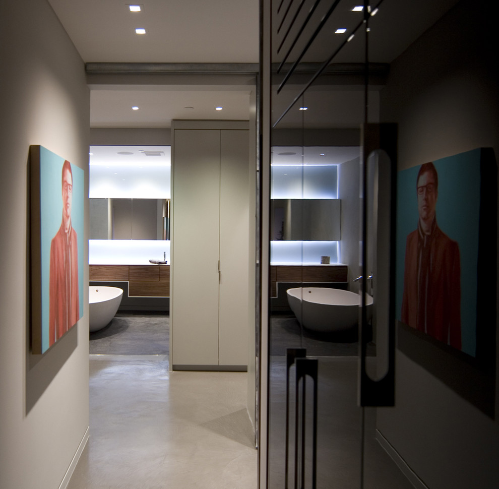 Источник вдохновения для домашнего уюта: коридор среднего размера в стиле модернизм с серыми стенами и бетонным полом