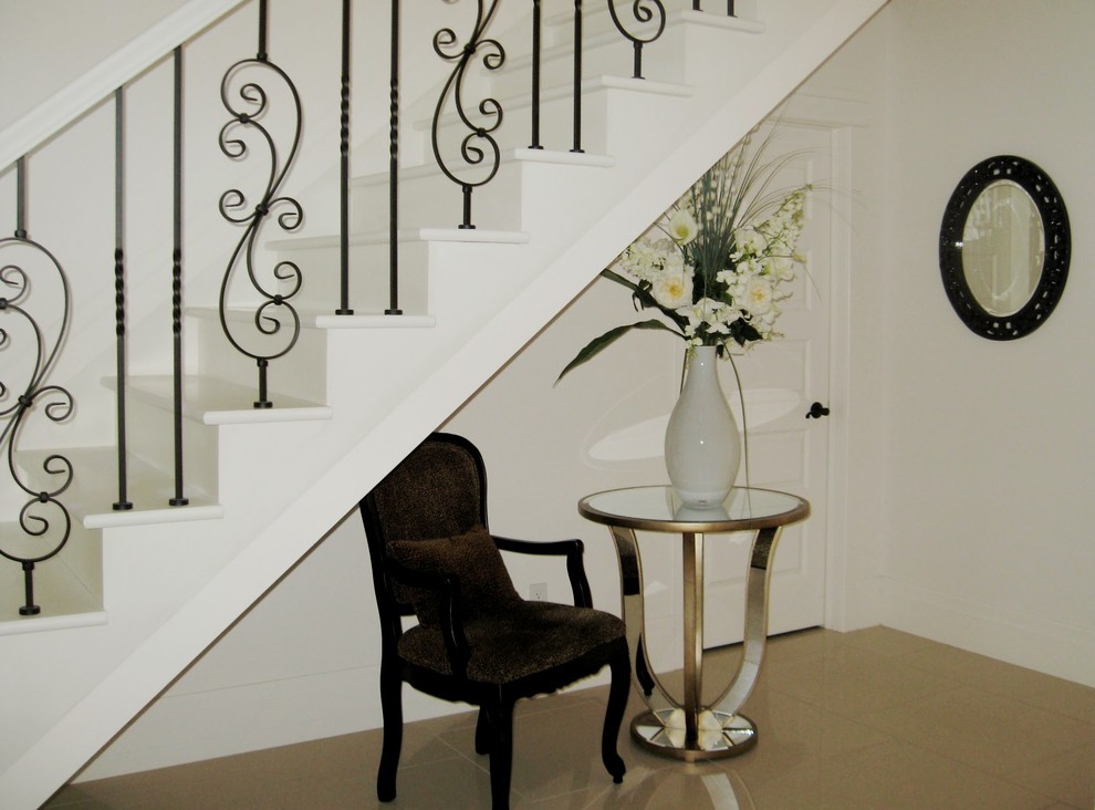 Idee per un ingresso o corridoio minimalista di medie dimensioni con pareti bianche, pavimento in gres porcellanato e pavimento bianco