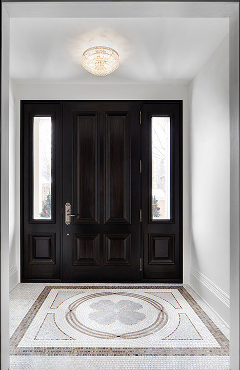 Ispirazione per un ingresso o corridoio contemporaneo di medie dimensioni con pareti bianche e pavimento in marmo