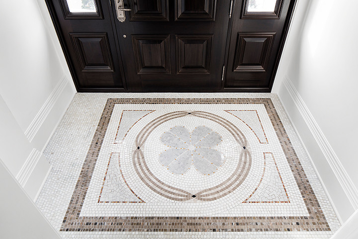Ispirazione per un ingresso o corridoio minimal di medie dimensioni con pareti bianche e pavimento in marmo