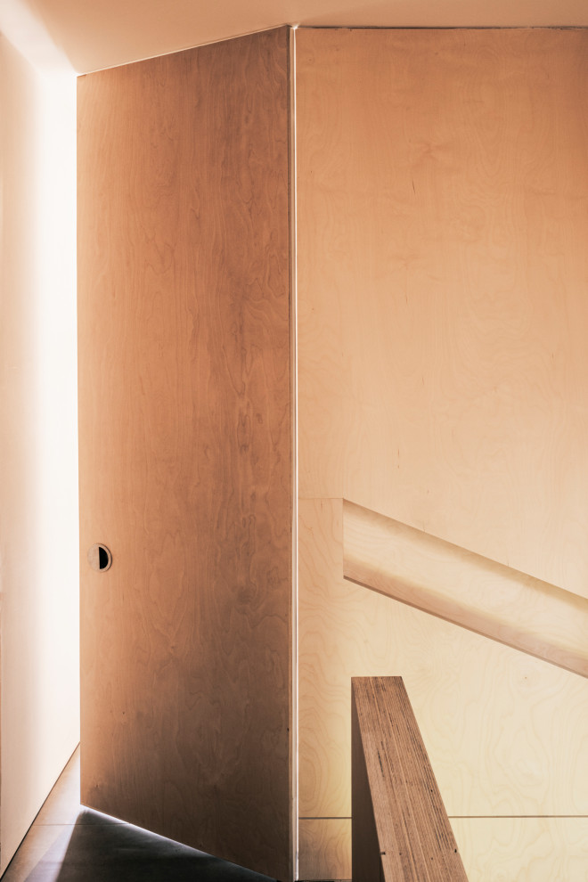 На фото: коридор среднего размера в современном стиле с коричневыми стенами, полом из винила и серым полом