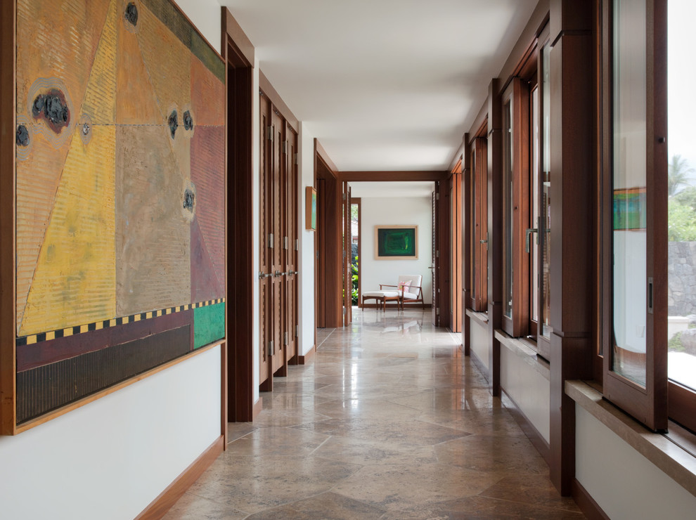 Пример оригинального дизайна: коридор в восточном стиле с белыми стенами и коричневым полом