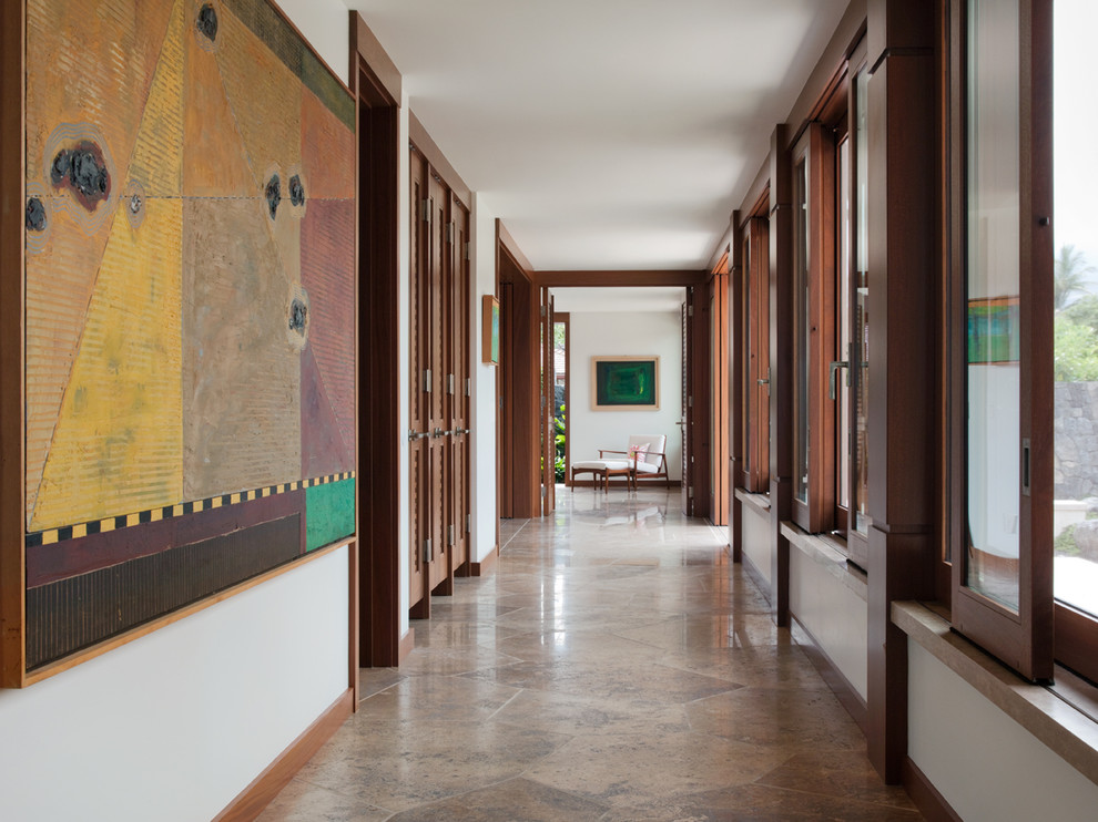 На фото: огромный коридор в восточном стиле с бежевыми стенами и полом из керамической плитки