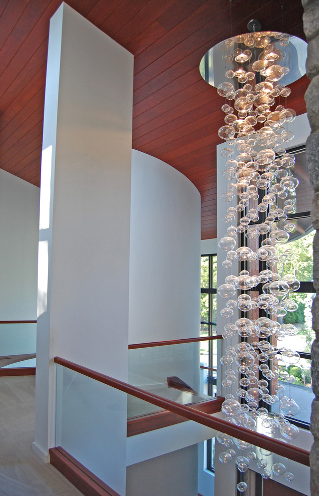 Источник вдохновения для домашнего уюта: большой коридор в стиле модернизм с белыми стенами, светлым паркетным полом и коричневым полом