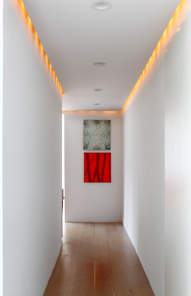 На фото: коридор в современном стиле с белыми стенами