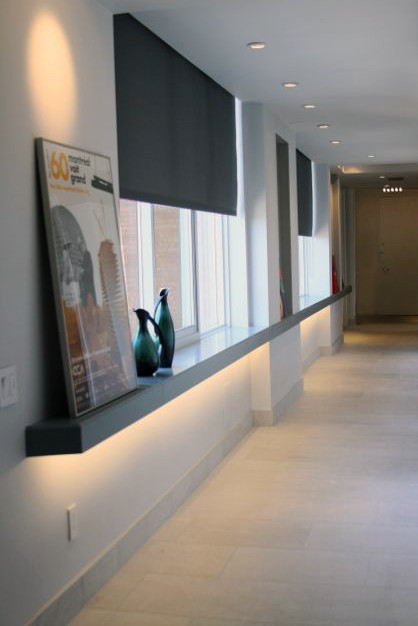 На фото: большой коридор в современном стиле с белыми стенами