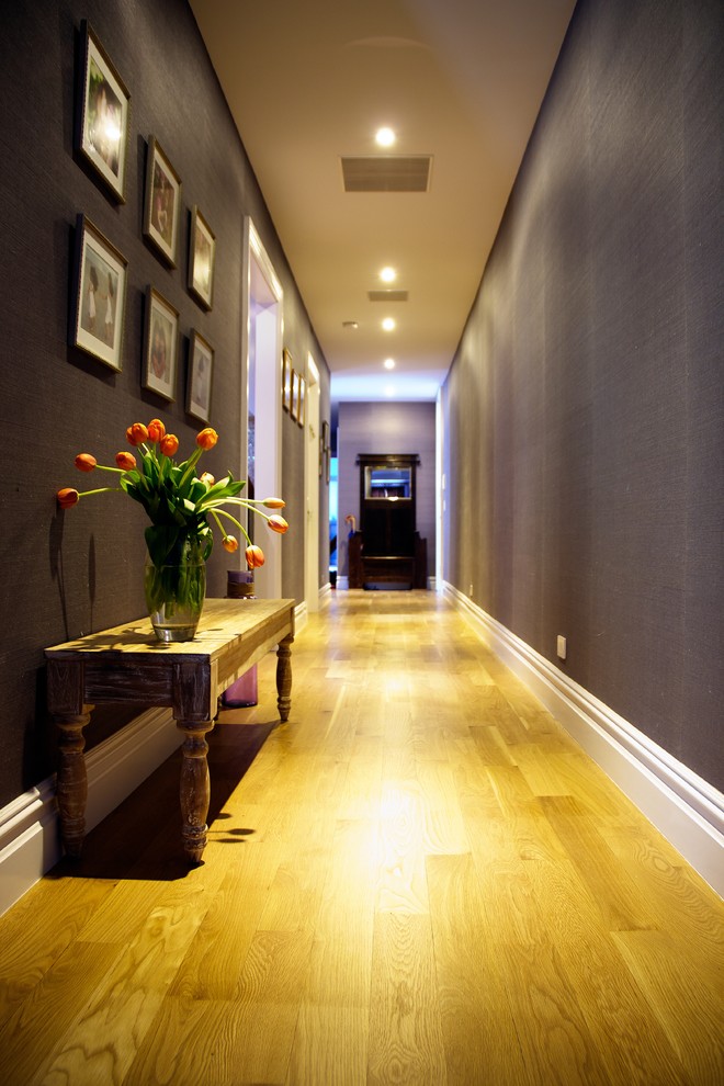 Inspiration pour un petit couloir traditionnel avec un mur violet, un sol en bois brun et un sol marron.