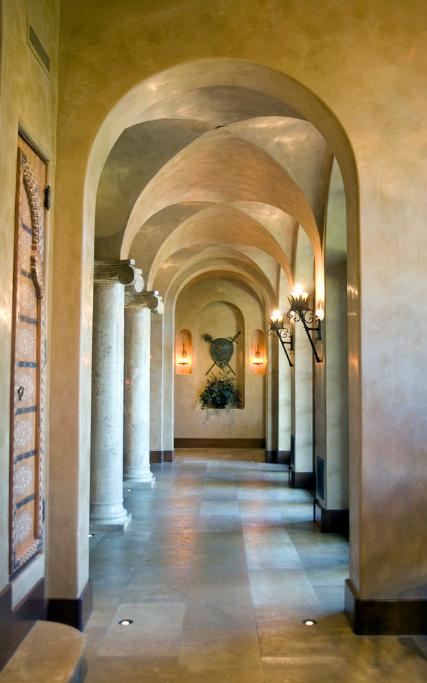Idee per un ingresso o corridoio mediterraneo con pareti beige