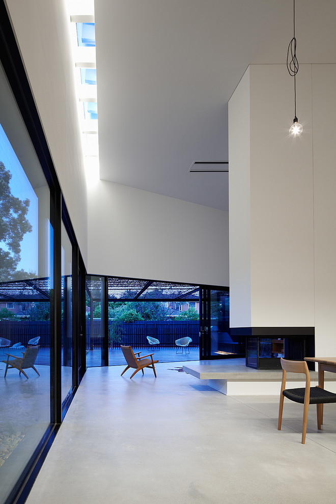 Großer Moderner Flur mit weißer Wandfarbe und Betonboden in Melbourne