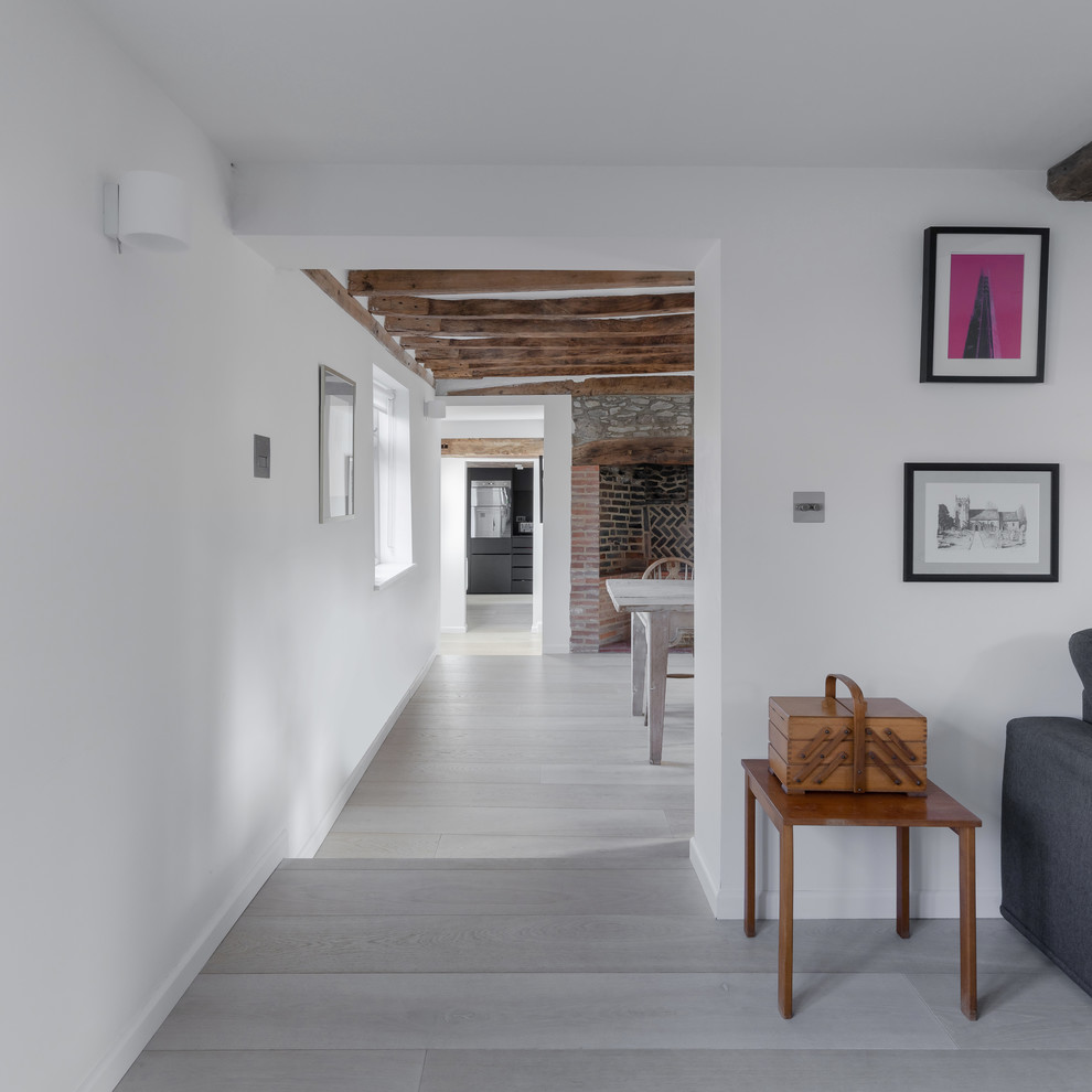 Источник вдохновения для домашнего уюта: коридор среднего размера в скандинавском стиле с белыми стенами, паркетным полом среднего тона и бежевым полом