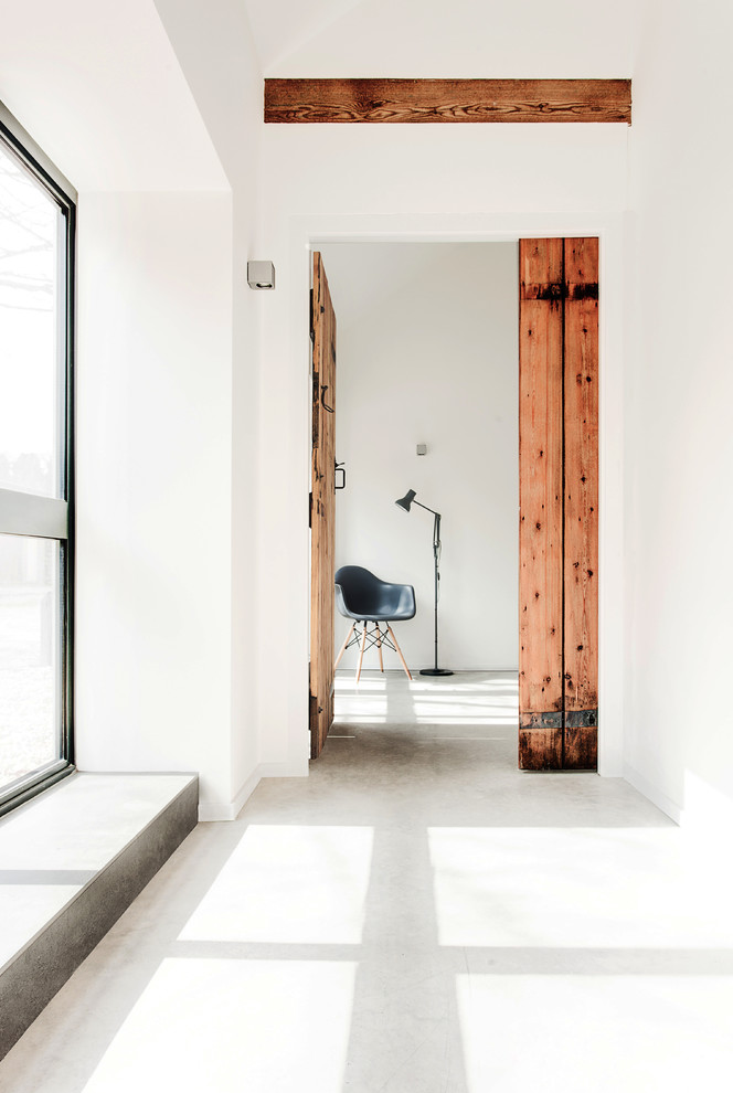 Стильный дизайн: коридор: освещение в скандинавском стиле с бетонным полом и белым полом - последний тренд