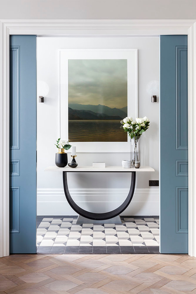 Источник вдохновения для домашнего уюта: коридор в современном стиле с серыми стенами и разноцветным полом