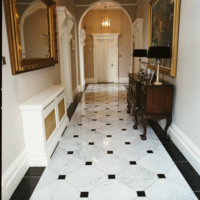 Esempio di un ingresso o corridoio chic con pavimento in marmo