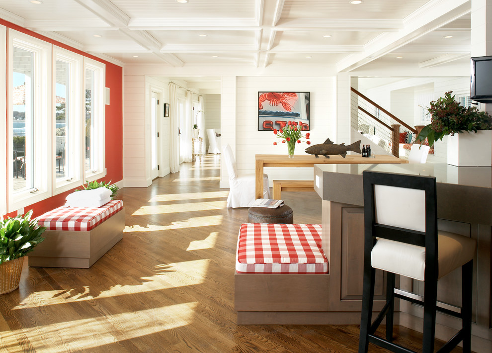 Foto de recibidores y pasillos marineros grandes con paredes rojas y suelo de madera en tonos medios