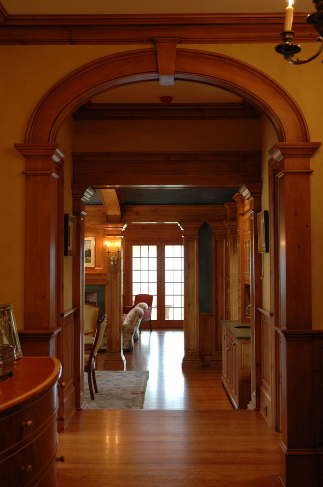 Foto på en stor vintage hall, med gula väggar och ljust trägolv