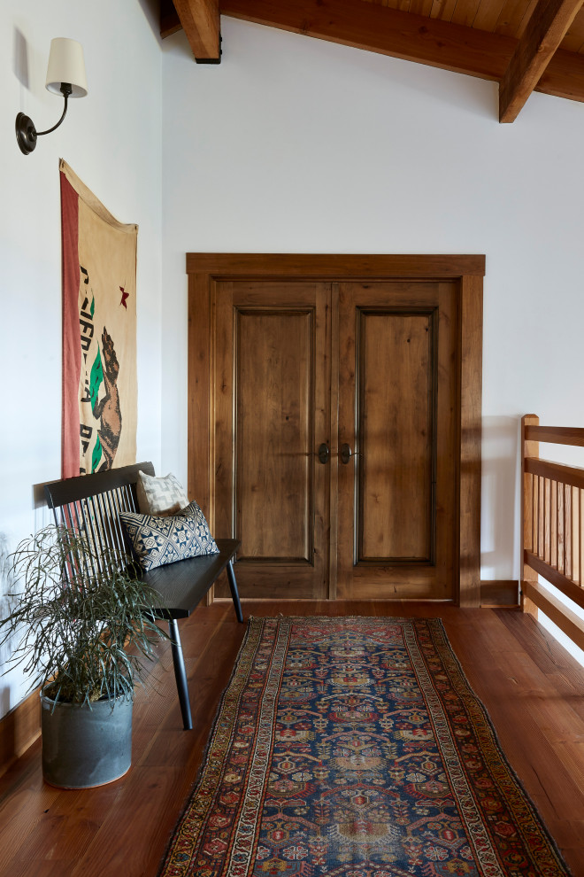 Пример оригинального дизайна: коридор в стиле рустика с белыми стенами, паркетным полом среднего тона, коричневым полом, сводчатым потолком и деревянным потолком