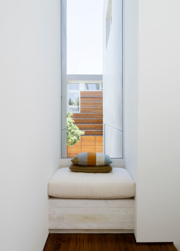 Ispirazione per un ingresso o corridoio minimalista di medie dimensioni con pareti bianche, parquet scuro e pavimento marrone