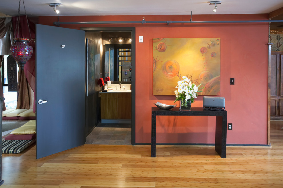 Mittelgroßer Moderner Flur mit roter Wandfarbe, hellem Holzboden und beigem Boden in Los Angeles