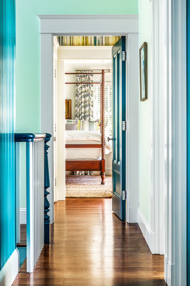 Immagine di un ingresso o corridoio stile marinaro di medie dimensioni con pareti verdi e pavimento in legno massello medio