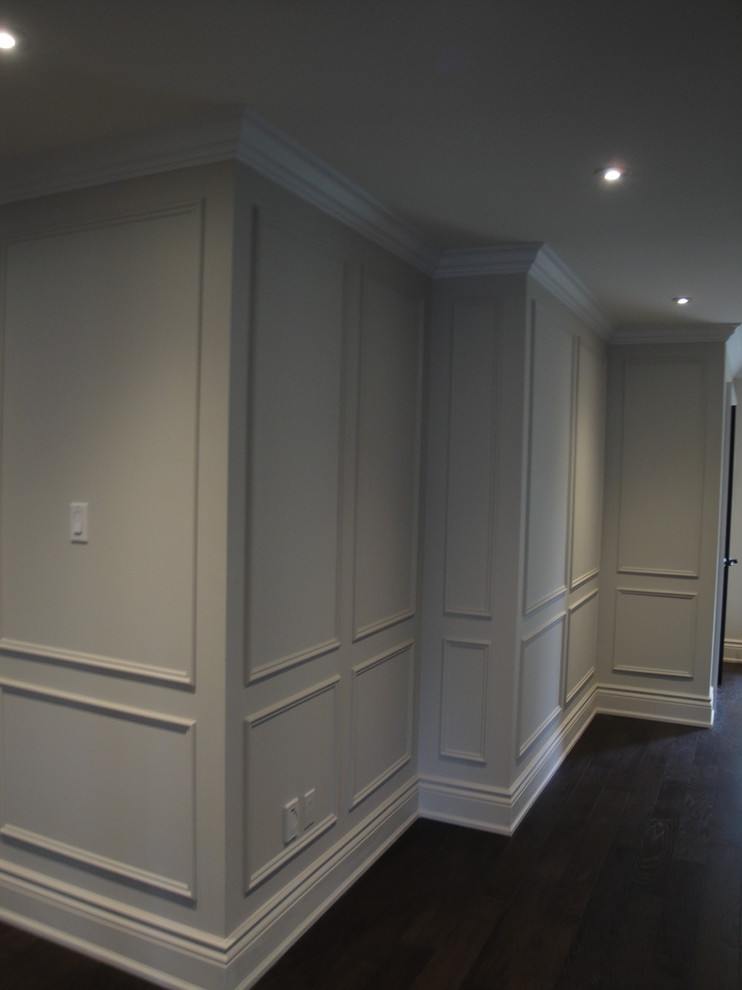 Diseño de recibidores y pasillos clásicos con paredes grises y suelo de madera en tonos medios