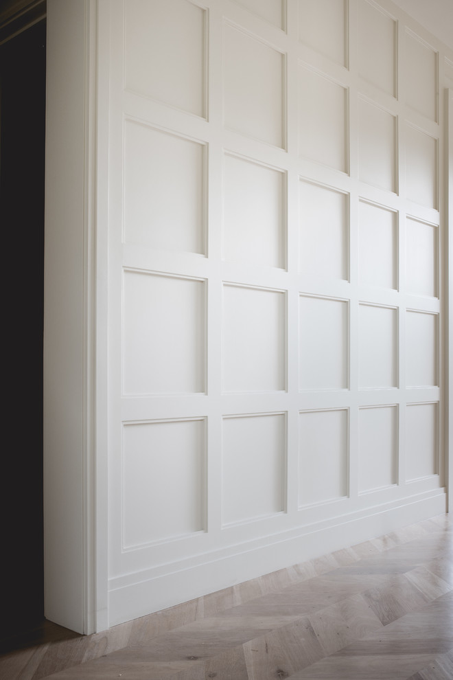 Modelo de recibidores y pasillos actuales de tamaño medio con paredes blancas y suelo de madera clara