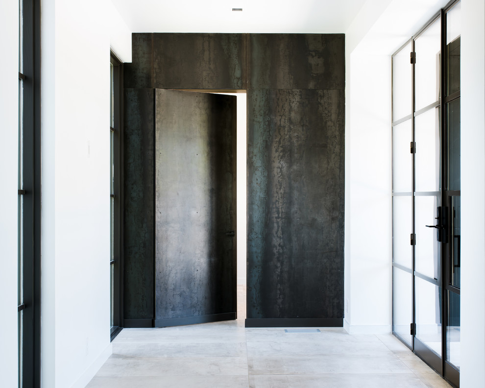 Стильный дизайн: коридор среднего размера в стиле модернизм с белыми стенами и коричневым полом - последний тренд