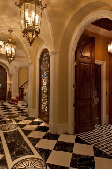 Immagine di un grande ingresso o corridoio classico con pareti beige e pavimento con piastrelle in ceramica