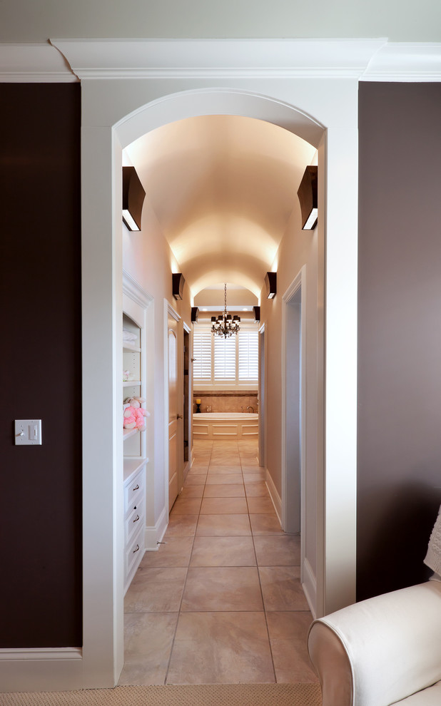 На фото: коридор: освещение в стиле фьюжн с коричневыми стенами