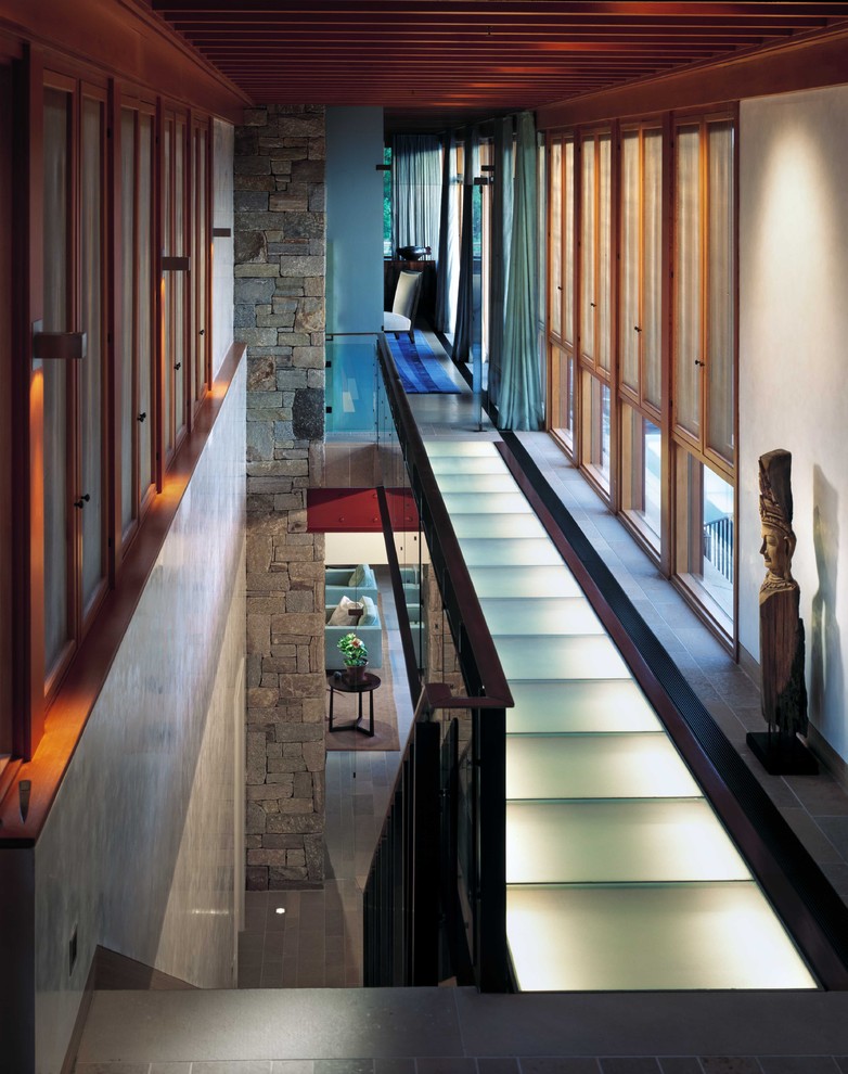Пример оригинального дизайна: коридор среднего размера в стиле модернизм с белыми стенами и бетонным полом