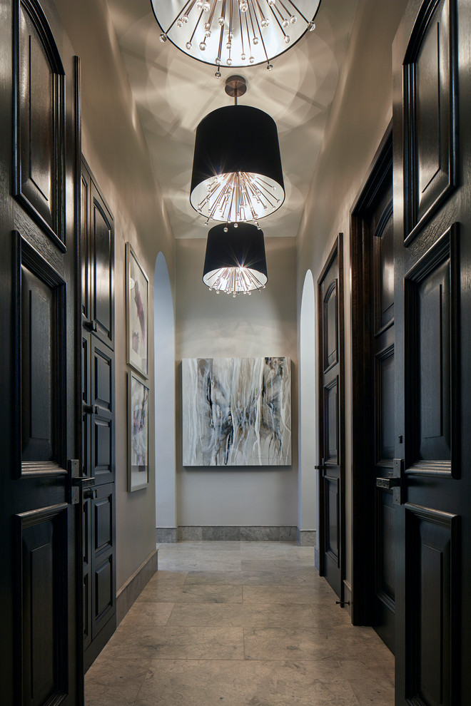 На фото: большой коридор в стиле неоклассика (современная классика) с полом из известняка, бежевым полом и серыми стенами