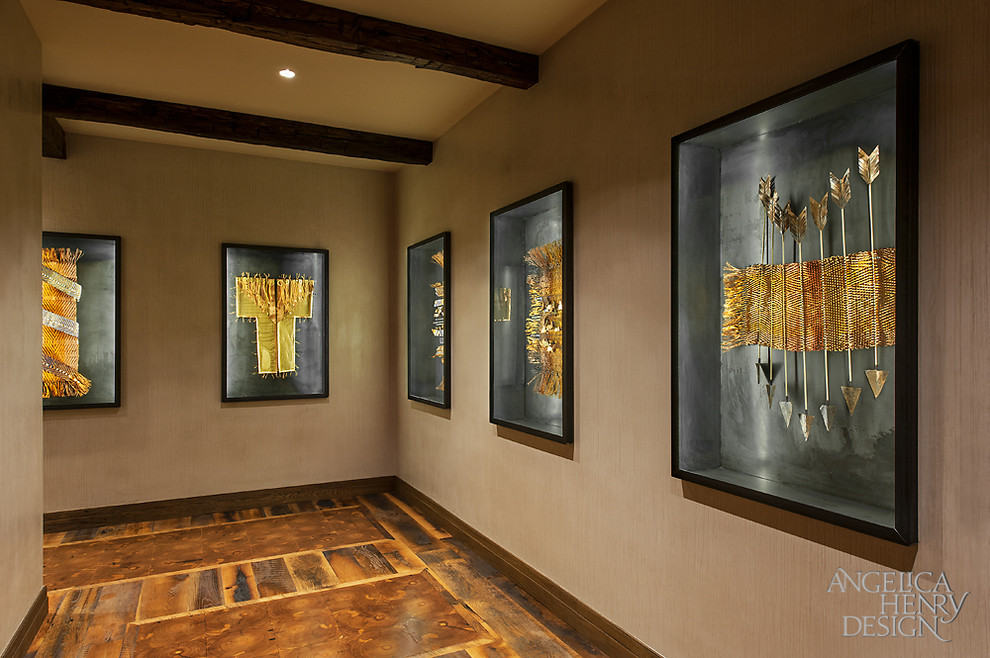 На фото: коридор в стиле рустика с коричневыми стенами и паркетным полом среднего тона с