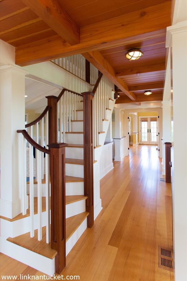 Источник вдохновения для домашнего уюта: узкий коридор в классическом стиле