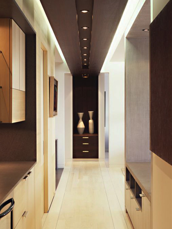 На фото: большой коридор в стиле модернизм с белыми стенами и светлым паркетным полом с