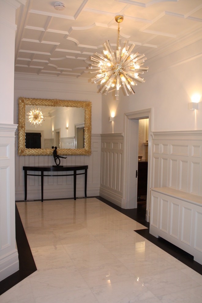 Пример оригинального дизайна: коридор в современном стиле с белыми стенами и мраморным полом